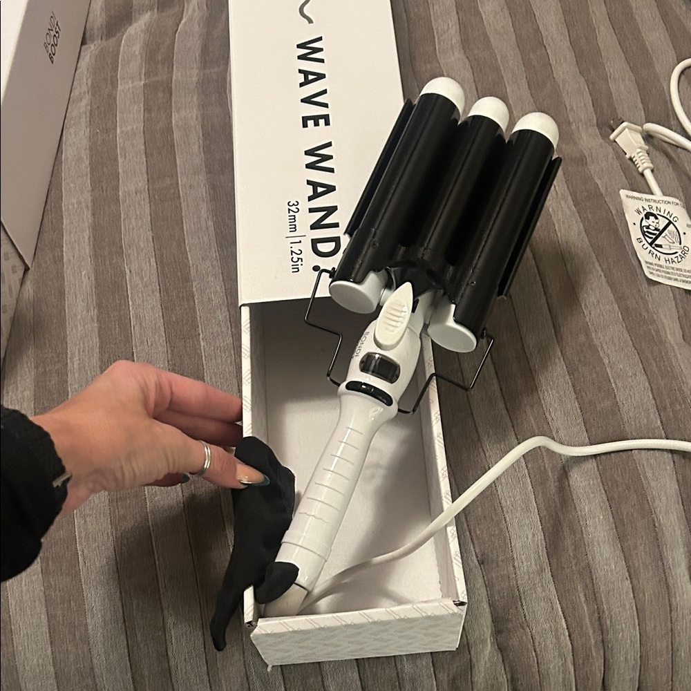 Triple Barrel Wave Hair Wand - White and Black